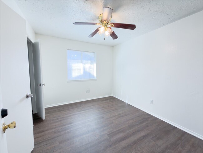 Building Photo - 13610 Piney Oaks Dr