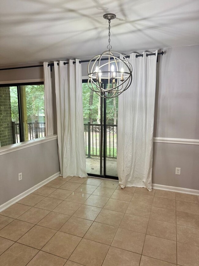 Building Photo - Fully Renovated 2 Bed, 2 Bath Ground-Floor...