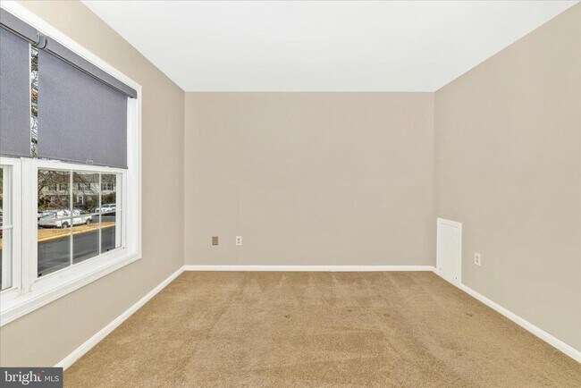 Building Photo - 584 Cotswold Ct