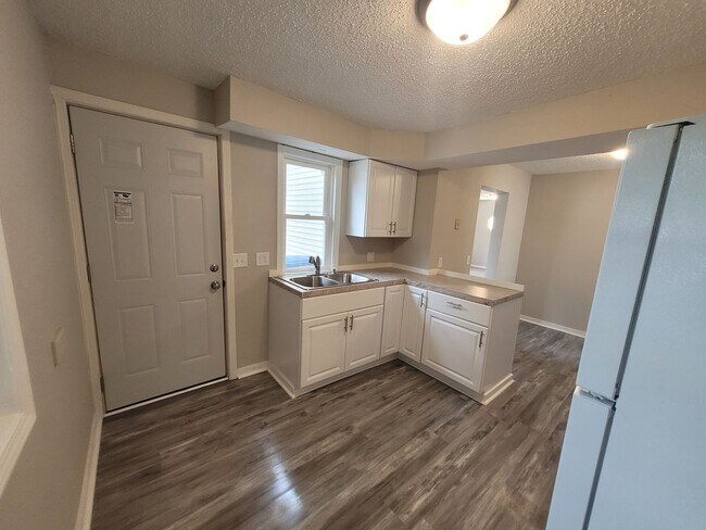 Building Photo - 1 Bedroom, 1 Bathroom Home near Iowa State Fairgrounds