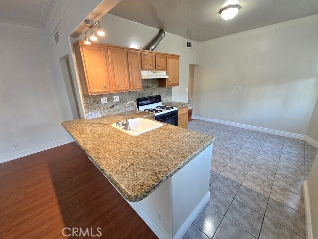 Building Photo - 251 N Kenmore Ave