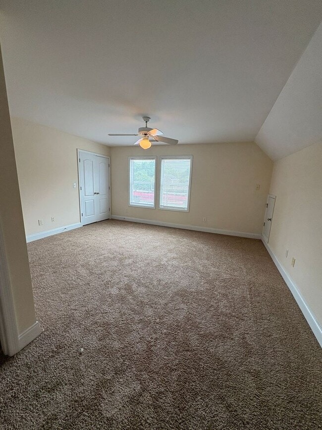 Building Photo - 5 bed, 4 bath townhome WALKING DISTANCE to Downtown & UGA campus!