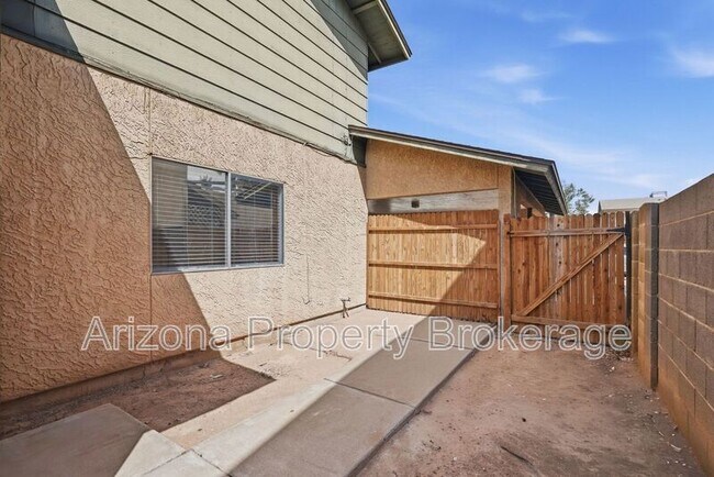 Building Photo - 245 E Vine Cir
