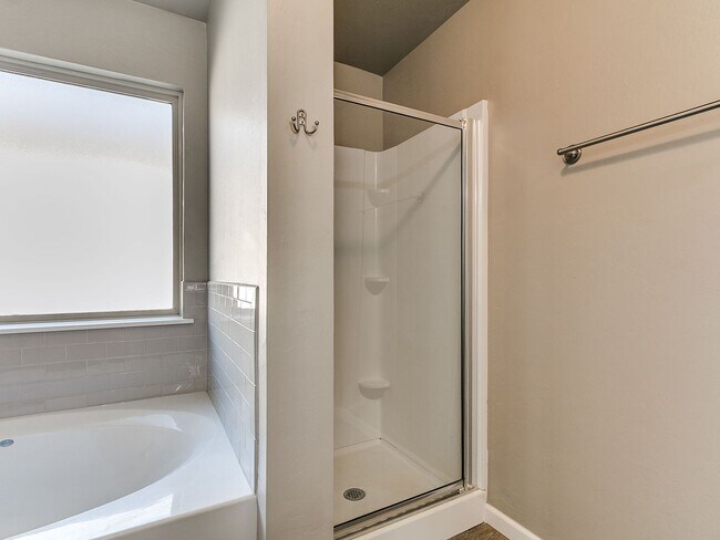 Building Photo - 3 bedroom, 2 bathroom, 2 car garage