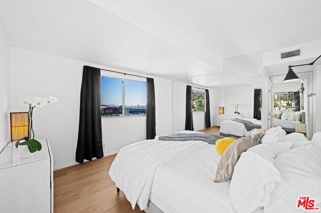 Building Photo - 838 N Doheny Dr