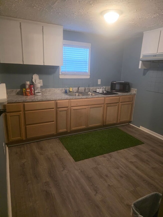 Building Photo - Adorable 2 bedroom 1 Bathroom House