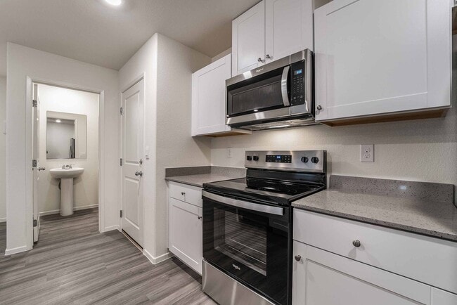 Building Photo - Stylish Townhome Living: Luxury and Comfort!