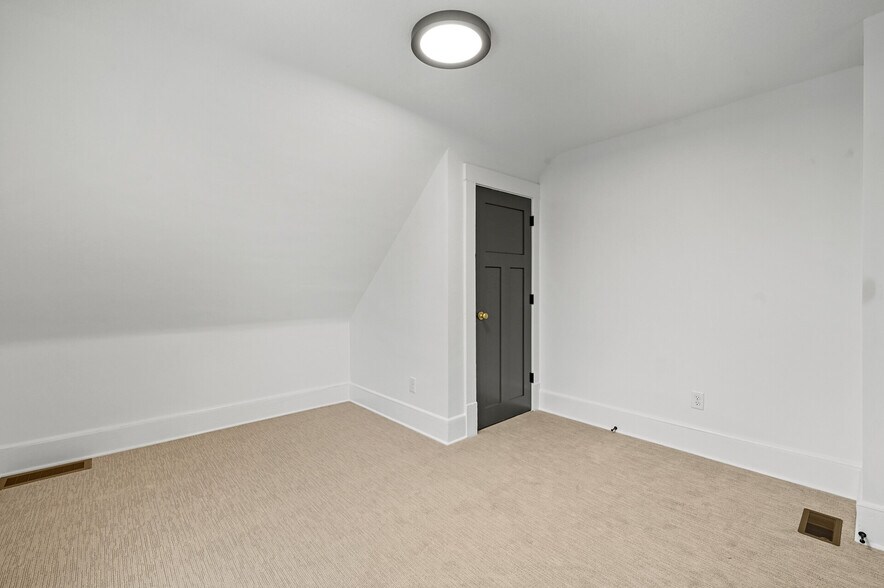 Building Photo - 3127 33rd Ave S