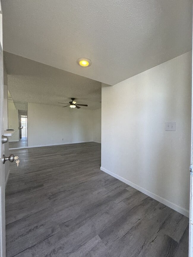 Building Photo - 850 S River Dr