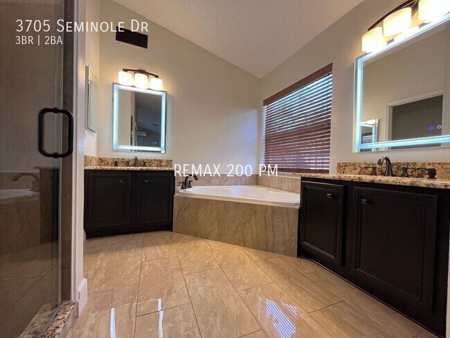 Building Photo - 3705 Seminole Dr