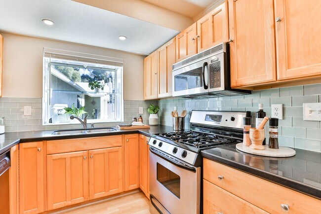 Building Photo - Talmadge : spacious 2 bed, 2 ba top floor condo