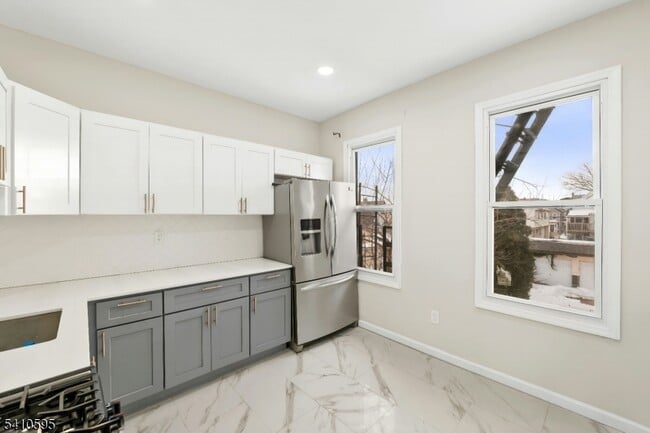 Building Photo - 335 Boulevard