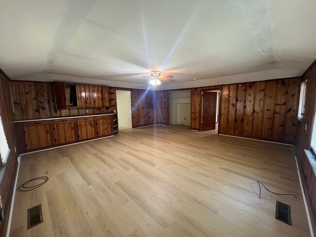 Building Photo - 4 bedroom 4 bathroom off Veterans Memorial...