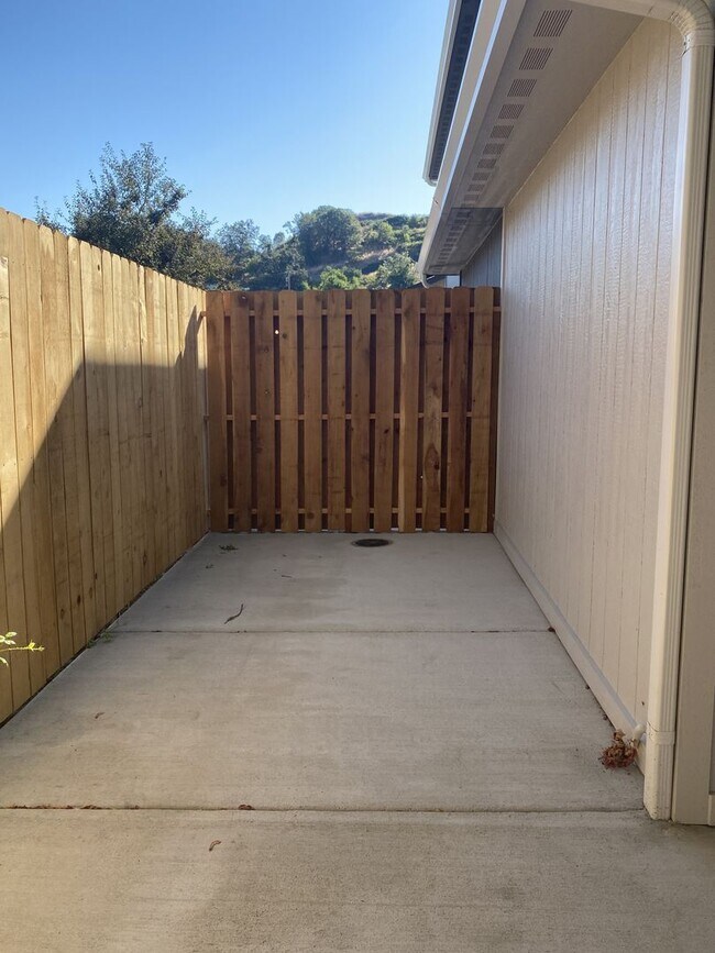 Building Photo - 242 NE College Dr