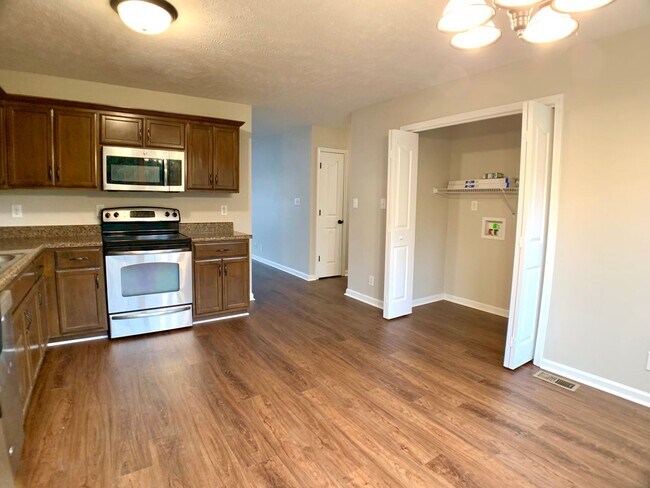 Building Photo - 685 Foxfield Dr