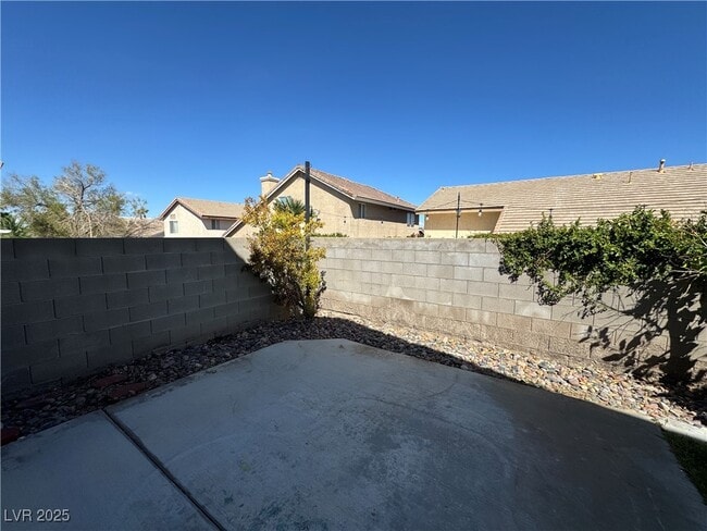 Building Photo - 2053 Smoketree Village Cir