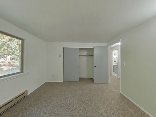 Building Photo - Peaceful and Private 3 Bedroom Home on 5 A...