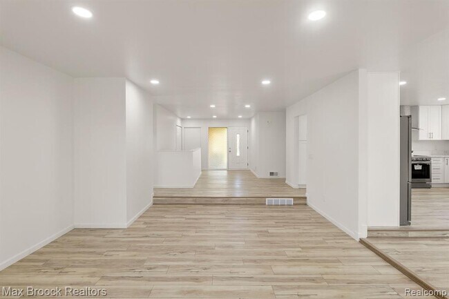 Building Photo - 6207 Nicholas Dr