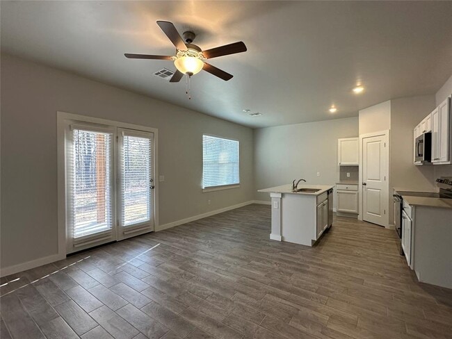 Building Photo - 17030 Oak Dr