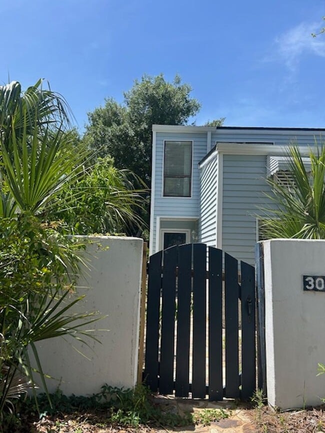 Building Photo - Updated Glynn Haven Rental