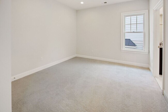 Building Photo - 5 Bed 4.5 Bath - Bethesda Single Family - ...