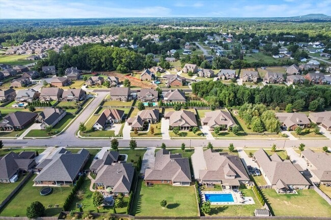 Building Photo - 121 Hilltop Ridge Dr