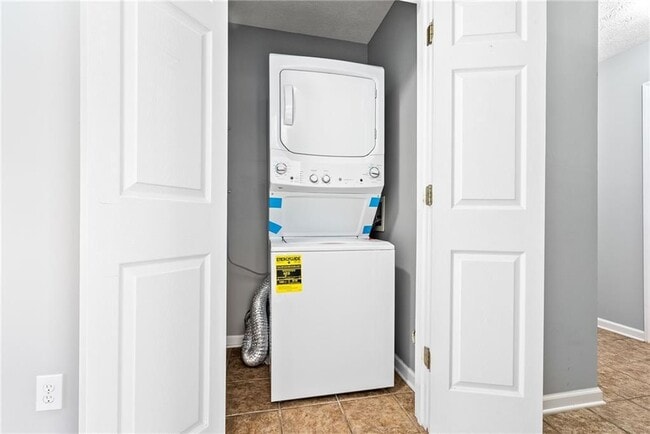 Building Photo - 1477 N Donahue Dr