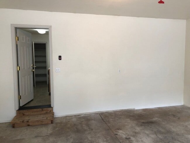 Building Photo - Live in Town-Sisters Oregon