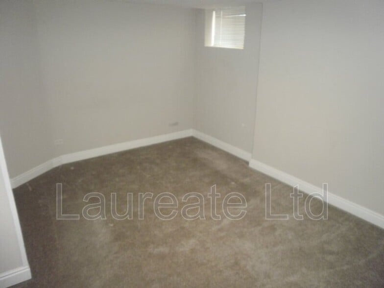 Building Photo - 2325 Ivanhoe St