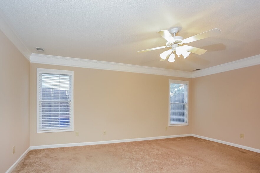 Building Photo - 10198 Woodland Hills Dr