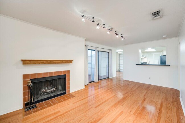 Building Photo - 1510 W N Loop Blvd