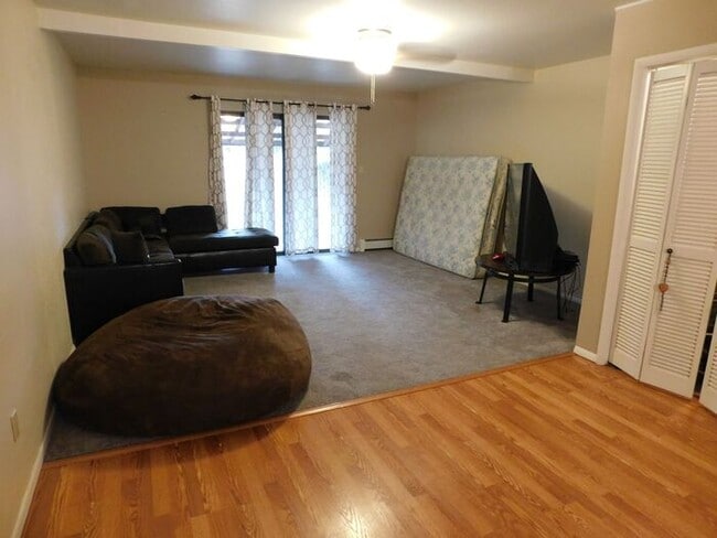 Building Photo - 2 Bed 1.5 Bath Townhome!