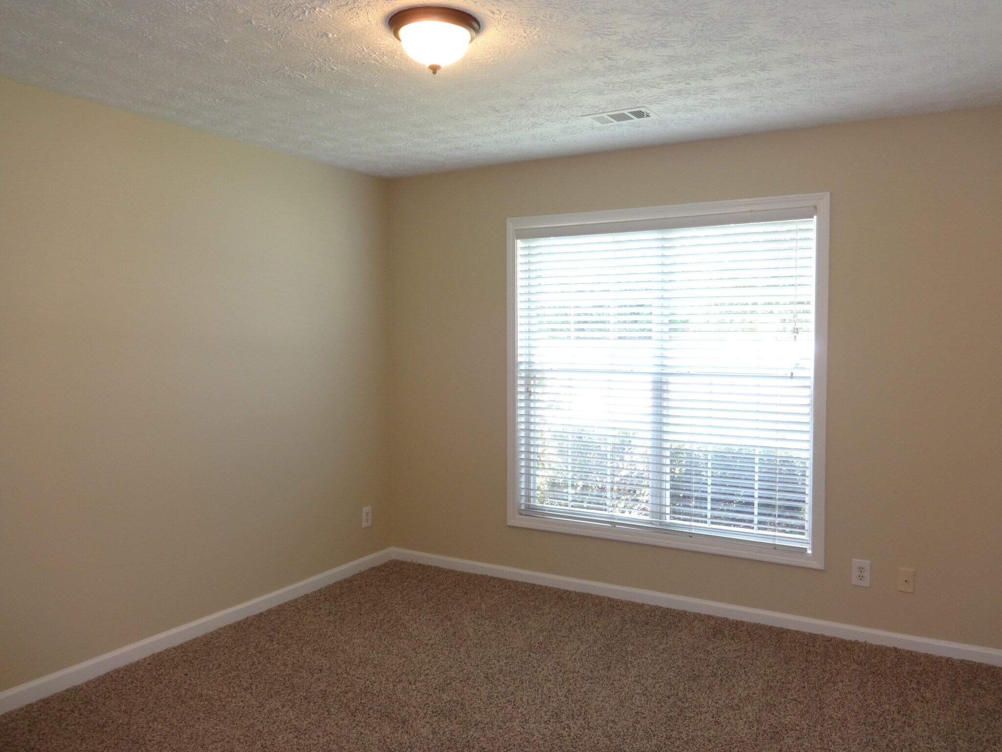 Building Photo - 2160 Laurel Pointe Ln