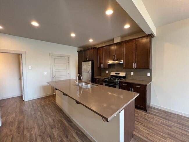 Building Photo - 2200 Greenview Cir