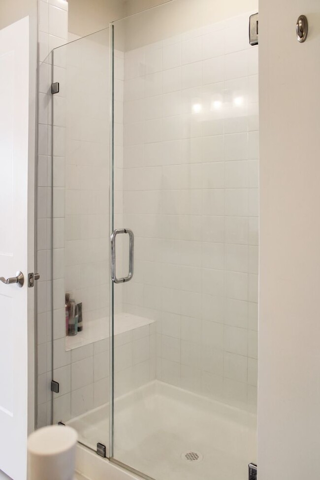 Building Photo - Primary bedroom with private bath