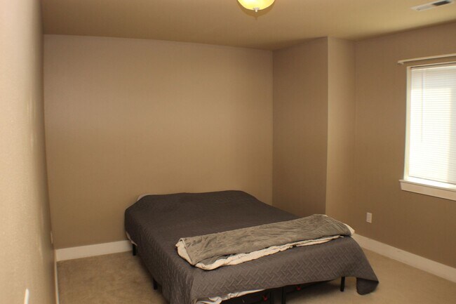 Building Photo - 3 Bedroom 2.5 Townhome