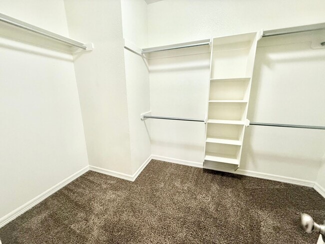 Building Photo - Luxury corner unit! 3-bed, 2.5-bath!