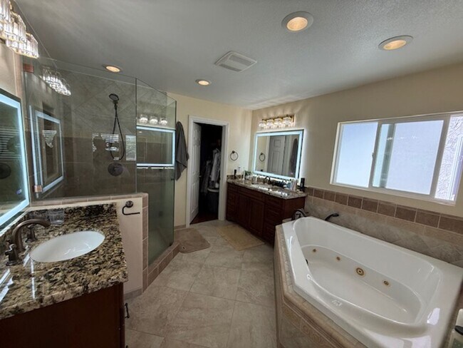 Building Photo - Fully Furnished 5 bedroom home