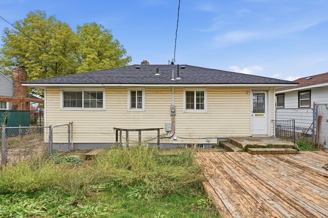 Building Photo - 3917 E Fairview Ave