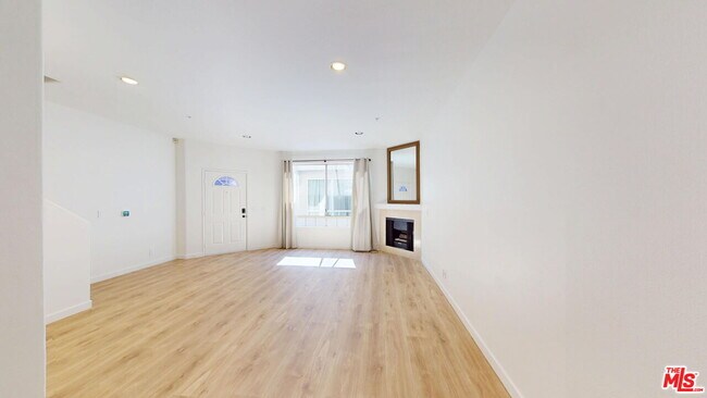 Building Photo - 18347 Saticoy St