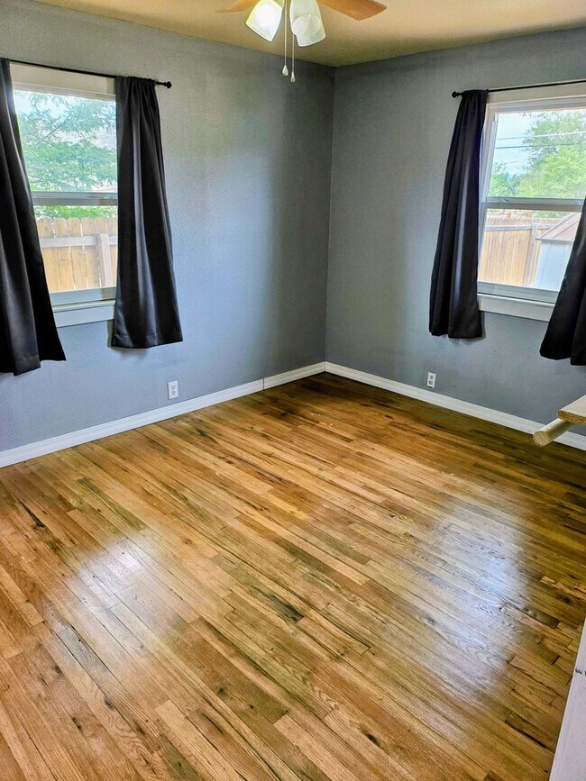 Building Photo - ALL PROSPECTIVE TENANTS MUST SUBMIT A $58 NON-REFUNDABLE APPLICATION FEE PER APPLICANT ONLINE AND...