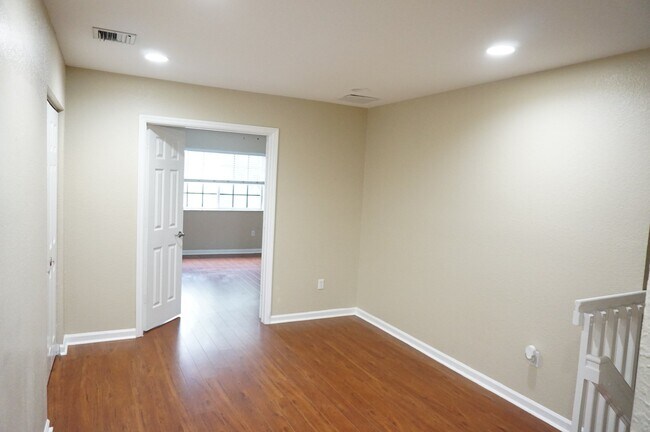 Building Photo - 2026 Nassau Dr