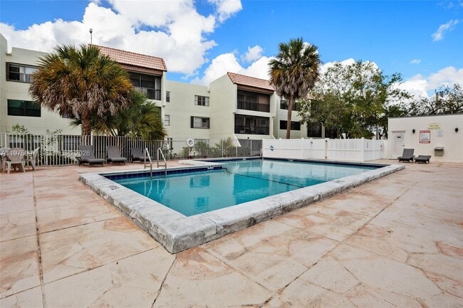 Building Photo - 303 Racquet Club Rd