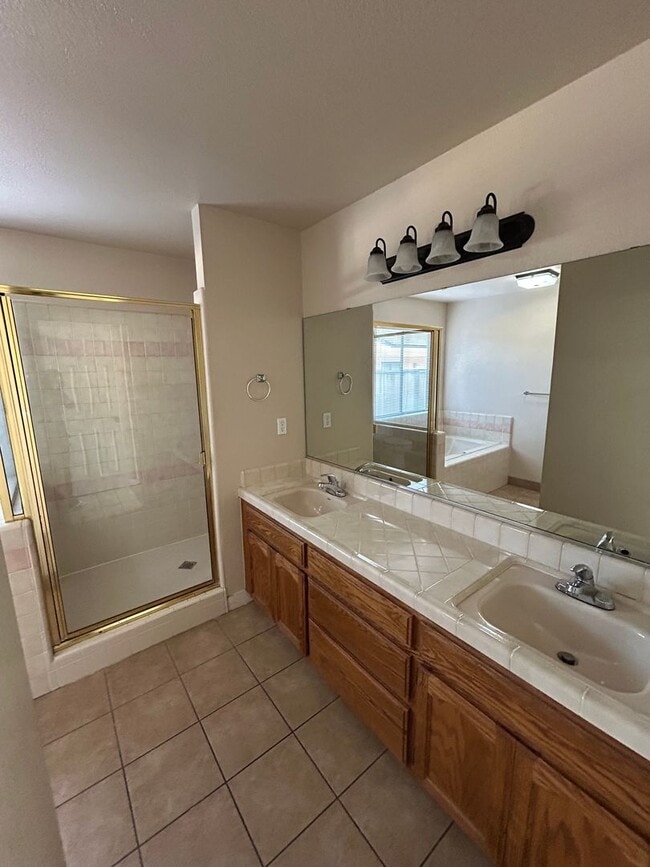 Building Photo - 3 Bedroom, 2 Bathroom Family Home