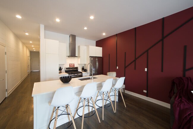 Building Photo - 2048 W Chicago Ave