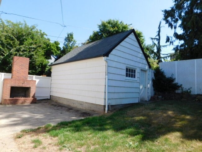 Building Photo - 3Bd/1Ba Two Story House w/ Basement - Avai...