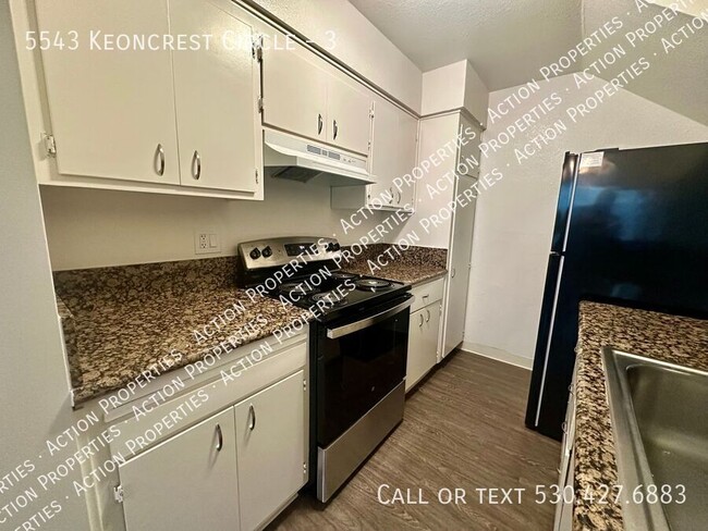 Building Photo - Adorable Townhome 2-bedroom 1 full bath wi...