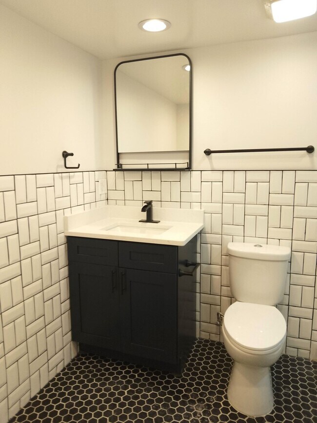 Building Photo - 722 W 59th St