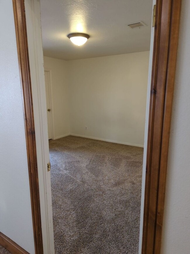 Building Photo - Centrally Located 1 Bedroom + Loft Townhom...