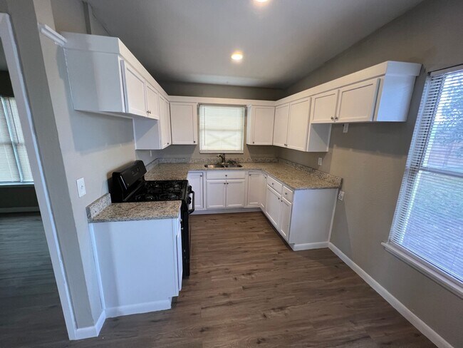 Building Photo - Large 4 bedroom 2 bathroom